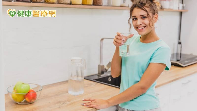 適時補充水分預脫水！　不只開水，營養師揭「這些食物」也能補水