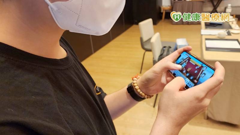 不自覺眨眼、清喉嚨恐是妥瑞氏症求救訊號！　醫列常見症狀