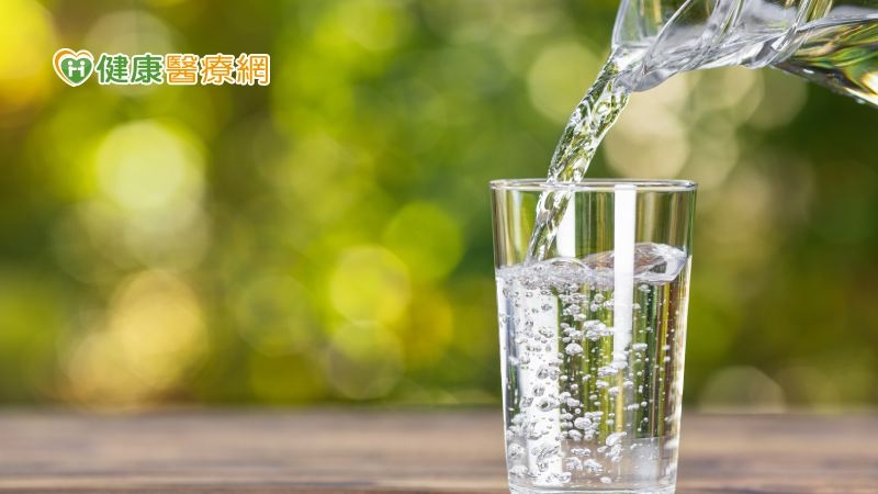 夏天預防熱傷害、水中毒！　水該怎麼喝才正確？