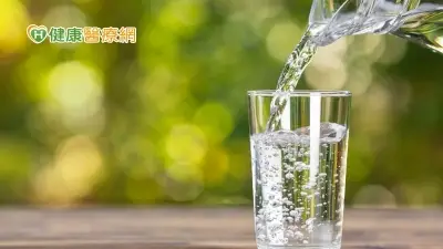 夏天預防熱傷害、水中毒！　水該怎麼喝才正確？