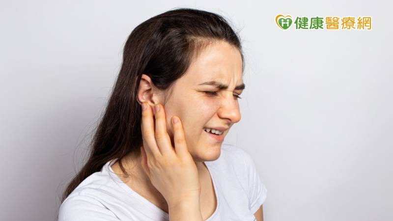 耳前異音又張口度不正常　「顳顎關節鏡手術」 精準治療