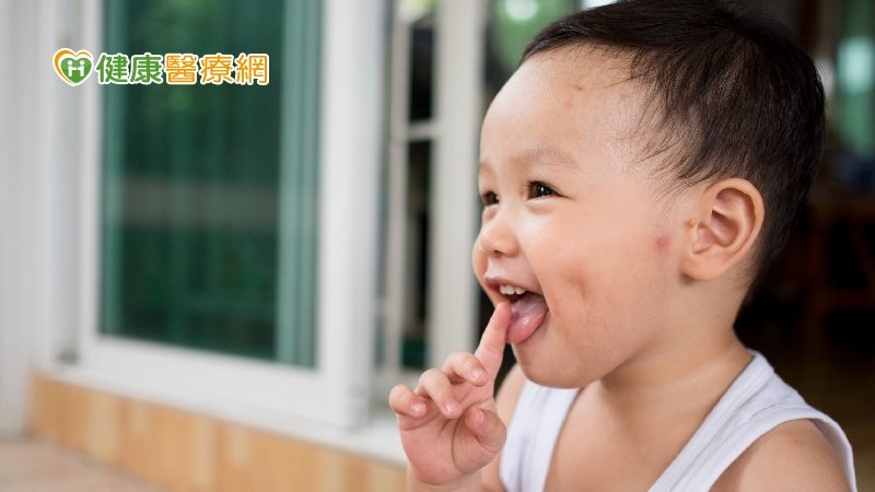 4歲童出現罕見「黑毛舌」！醫師曝與抗生素使用有關　「這些」習慣也有風險