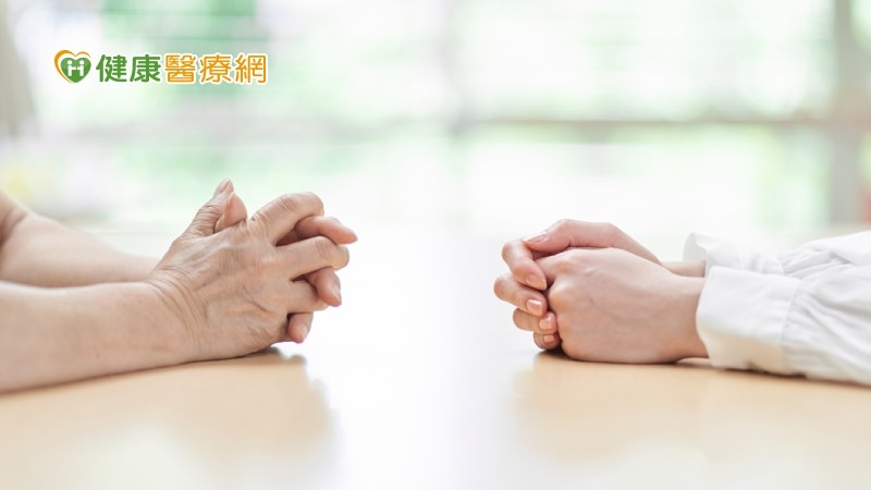 長輩一直說「我老了沒用」　子女該怎麼回應？諮商心理師解答