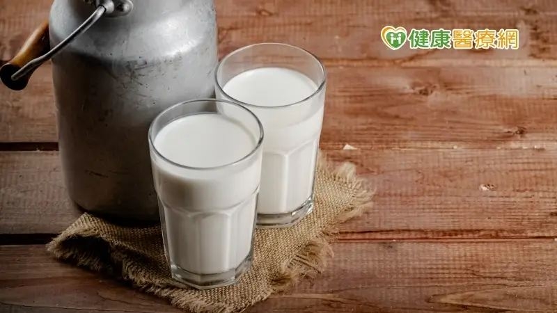 多喝牛奶、補鈣不一定能長高！　哪些因素會影響身高？如何避免缺鈣？
