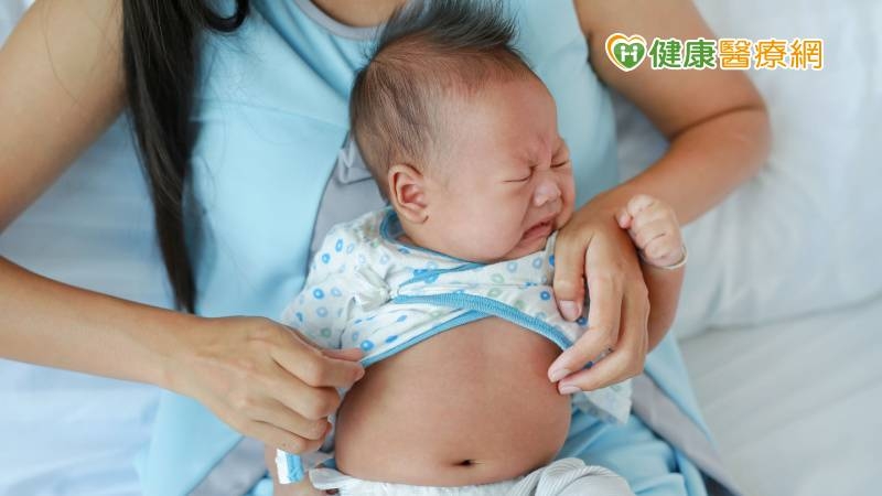 1歲嬰腺病毒康復仍反覆哭鬧？　醫警告：小心是「腹部急症」