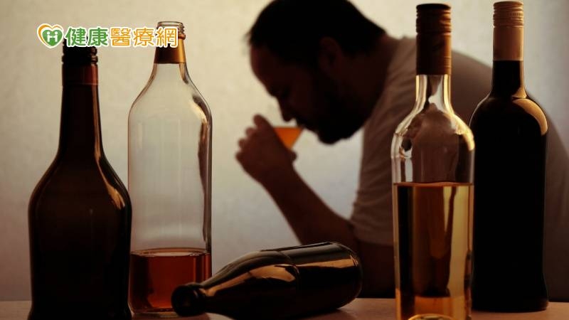 他天天喝超過10罐啤酒，頭暈、走路不穩不是醉　竟是罹「1症」險喝掛