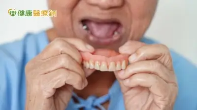 假牙摩擦反覆嘴破以為發炎！　中年男罹「口腔頰黏膜癌」