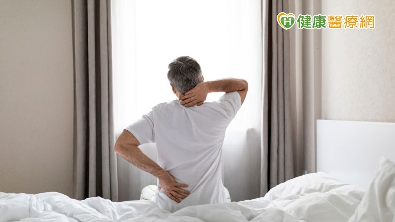 僵直性脊椎炎背痛、睡不好　生物製劑治療會好嗎？醫師來解答！