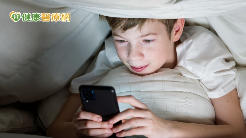 調查：國中生越晚睡，網路成癮風險越高！  專家教「如何脫癮」而出