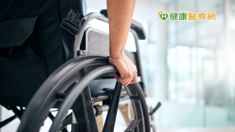 解決下肢不便患者需求　安南醫研發「自動升降便盆輪椅」功能曝
