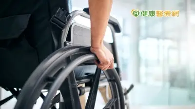 解決下肢不便患者需求　安南醫研發「自動升降便盆輪椅」功能曝