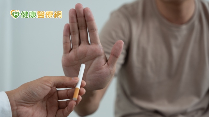 肺癌父遺願勸戒菸！　「1專線」助子成功完成約定