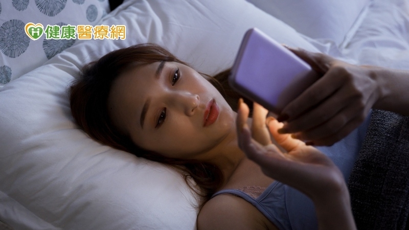睡前滑手機不僅影響眼睛健康　更恐提高憂鬱症風險