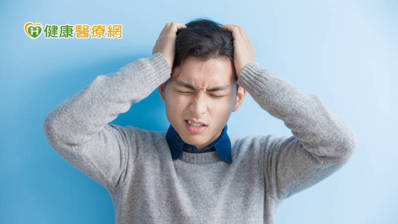 頭痛5危險徵兆！中醫曝「誘發偏頭痛2大元兇」　這些食物跟酒精一樣嚴重
