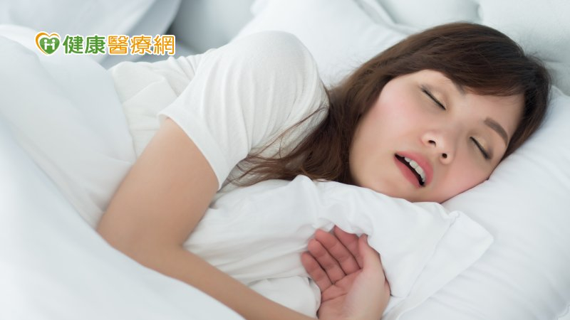 她上床秒睡檢查竟睡眠呼吸中止70.5次／時！　久未治療可能有「這些」<span style='color:red'>共病</span>