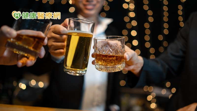 他反覆胰臟發炎，竟是20年「喝1飲品」惹禍　2方式有效戒除