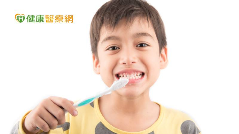 兒童口腔保健｜口腔細菌多達7百多種　軟黏牙菌斑清潔密技！