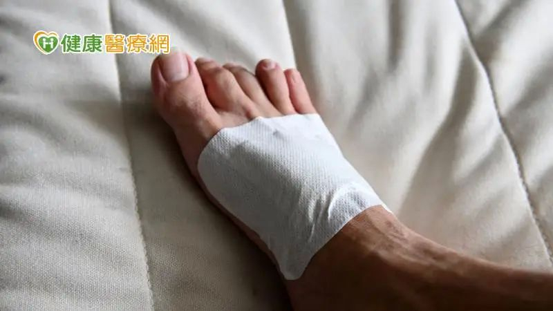 別貼藥布睡覺！長時間「這部位」貼藥布：恐引發肝腎負擔、傷身體