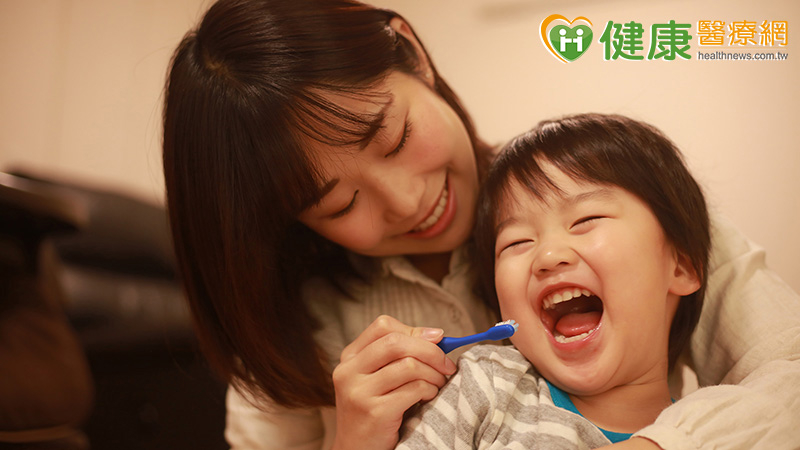 養成刷牙習慣從小做起，醫師手把手教你幫孩童刷牙