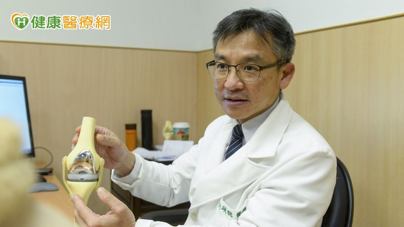 六旬婦「膝關節內彎」逐漸跛行　「3D列印客製化矯正術」助恢復