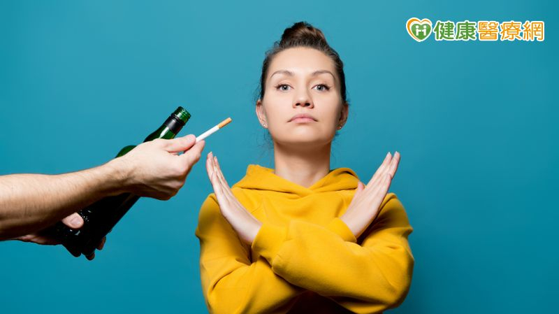 知名藝人自曝罹患食道癌！　耳鼻喉科醫師急籲︰「這2個習慣」快戒掉