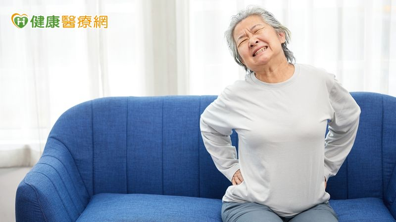 中年婦後腰疼痛有燒灼感，竟是皮蛇纏身！　醫揭「這些人」罹患機率高