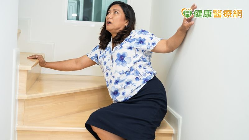 55歲熟女雙腳無力跌倒　才發現「乳癌末期骨轉移」至脊椎！