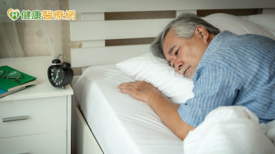 莫名下背痛後竟「半身癱瘓」！醫曝病因　緊急手術助重新站起