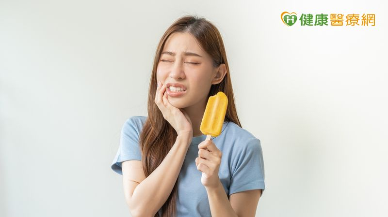造成敏感性牙齒的原因很多：不當的刷牙方式，會造成齒頸部琺瑯質磨損、牙齦萎縮，甚至牙根暴露，導致牙齒敏感。