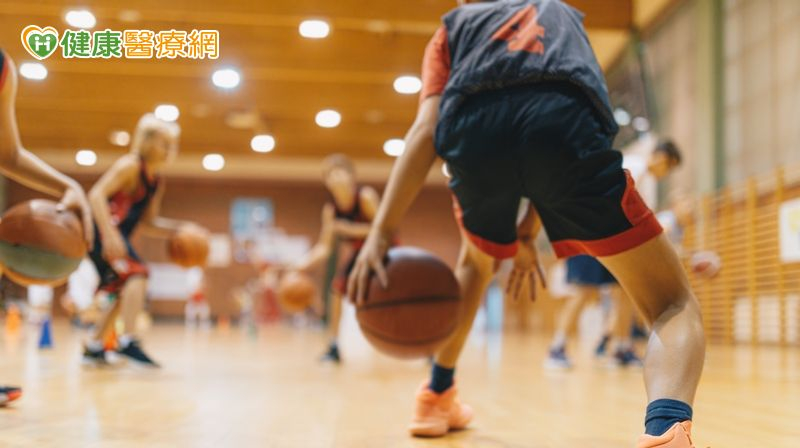 運動前要注意暖身，運動時也要注意自己的狀況，若發生呼吸喘、胸悶、冒冷汗、頭暈等症狀應趕快休息，切勿勉強超過自身的負荷。