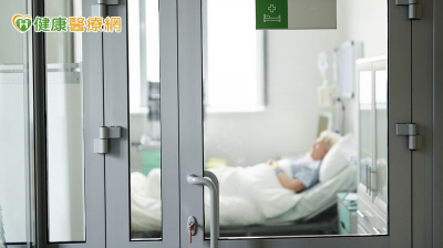 臥床年長者突呼吸急促、發高燒　就醫一查驚見「2物」卡氣管