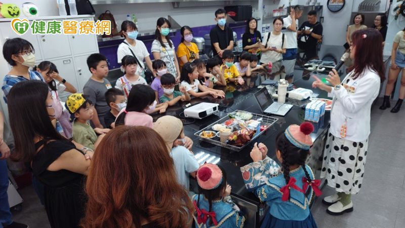 小朋友們於活動中全神貫注聽營養師上課