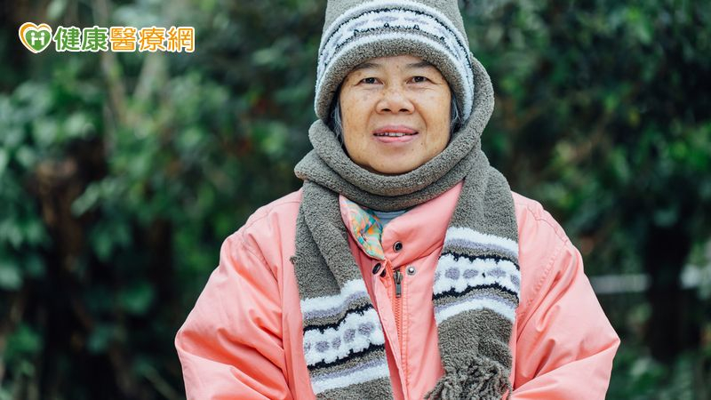 許多人往往會忽視室內保暖的重要性，例如從被窩起床、洗澡前後或進出浴室時，若未因應劇烈溫差採取保暖措施，同樣可能會增加心血管的負擔。