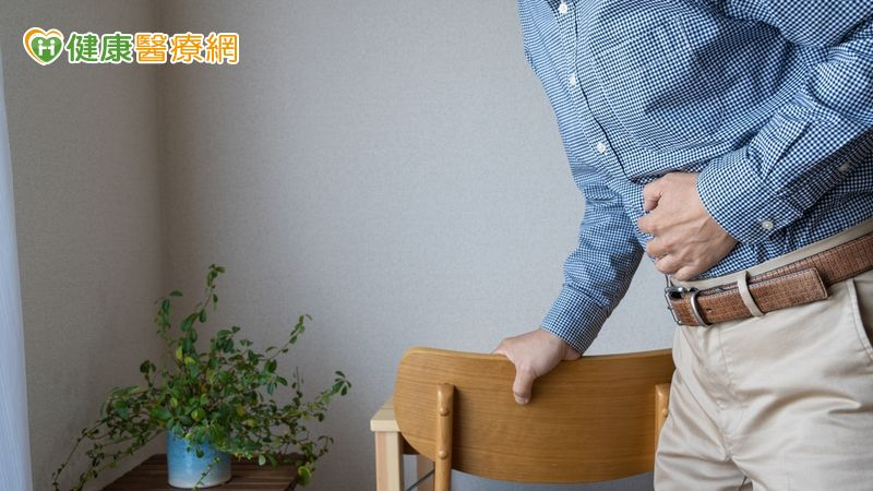 多日不明腹痛、吃不下，「鈣化物」壓迫大腸導致腸道阻塞。