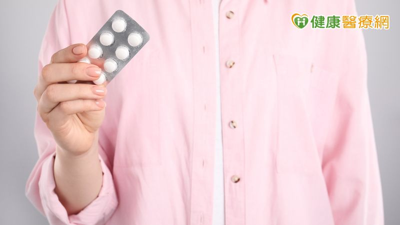 內科加護病房主任張厚台表示，疫情期間抗生素使用量增加，加護病房內的抗藥性細菌數量上升，導致重症患者的治療難度更高，尤其高齡患者的死亡率也隨之上升。