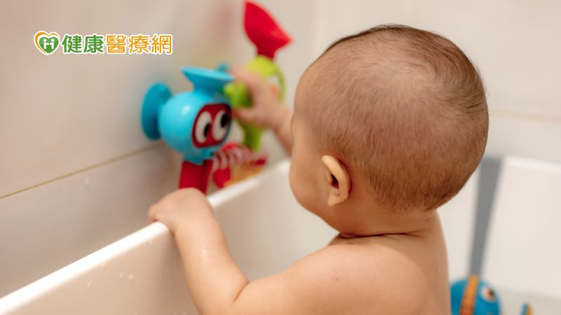 廚房、餐桌、客廳、浴室是兒童燒燙傷的4大高風險場域，提醒家長應特別留意。