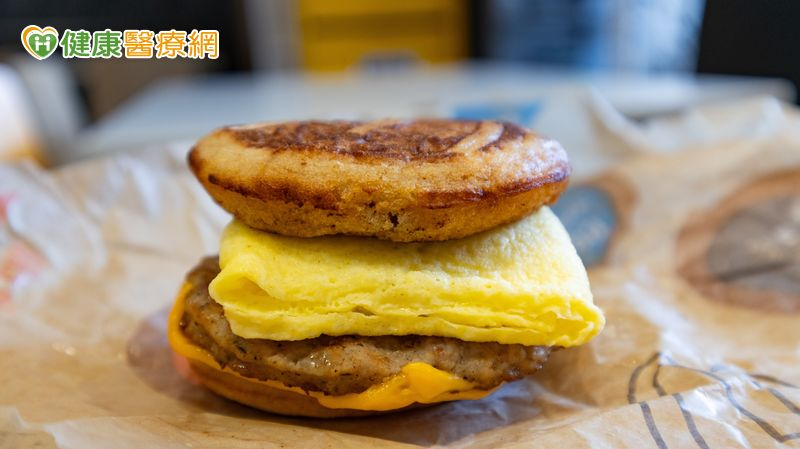 你買到最夯的楓糖厚鬆餅堡了嗎?小心熱量、血糖恐爆表，另外4種早餐也NG