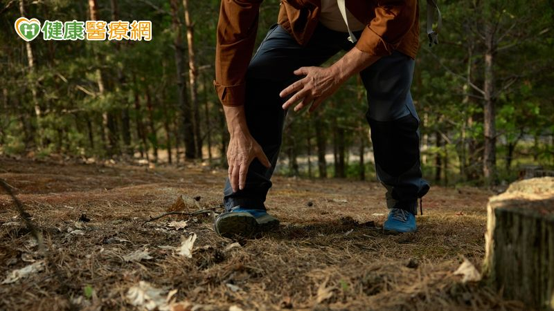 隨著年齡增長，椎間盤變薄、黃韌帶變厚和關節骨刺增生等都可能壓迫神經，引發相關症狀。
