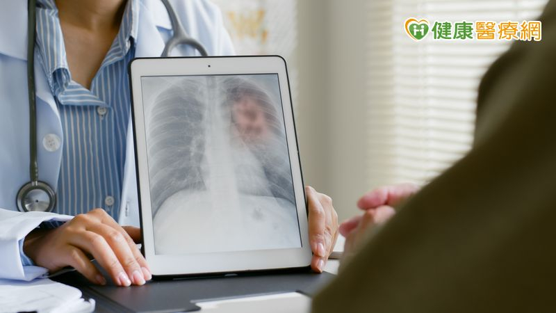 免疫治療相對標靶效果上通常較侷限，但在合併抗血管新生標靶後，發現針對肺腺癌，治療成績十分不錯