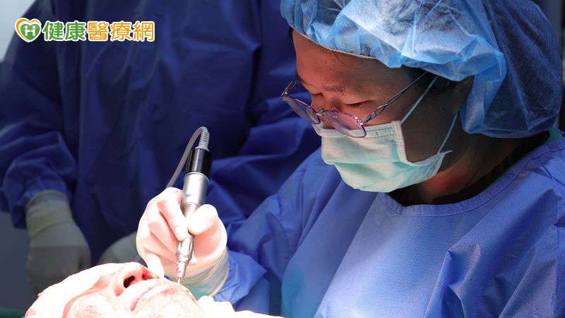 形成痘疤的先決條件就是長痘痘，若個案正處於青春期階段，代表一定會再長痘痘，這時就得先解決皮膚油脂分泌問題，並治療青春痘，最後才是解決痘疤，否則若直接針對痘疤進行治療，反而會造成反效果。