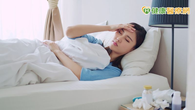 若出現慢性發燒、持續皮疹、冬季出現手指變色等雷諾氏症現象，都不能輕忽風濕免疫相關疾病的可能性。