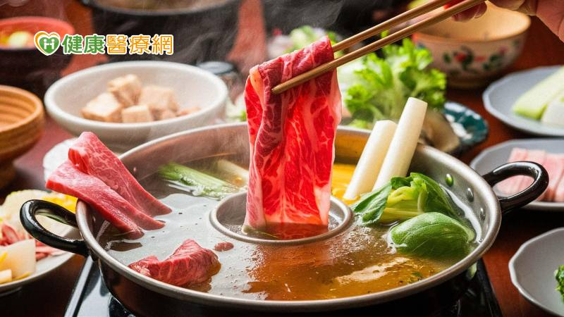 隨著氣溫下降，火鍋成了許多人吃飯時的首選，不過胡皓淳醫師建議喉嚨痛時最好不要吃火鍋。