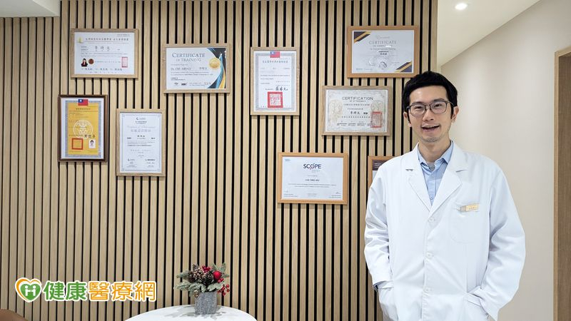 知名YouTuber「蒼藍鴿」（吳其穎）說明，電波拉皮的主要作用原理就是透過加熱真皮層，來刺激膠原蛋白增生，以達到緊緻肌膚的效