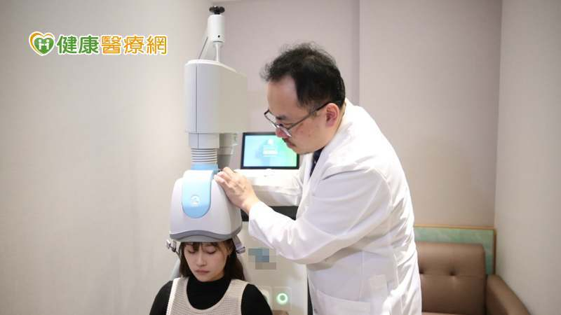 重複式經顱磁刺激治療系統，其廣泛刺激大腦前額葉的特性，因能同時針對憂鬱症患者不同類型的症狀進行刺激，達到提升憂鬱症狀改善的速度與療效的目的。
