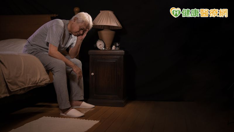 50歲以上男性約50%有攝護腺肥大的問題，導致出現排尿困難、瀝滴、頻尿、夜尿、急尿及餘尿等症狀，嚴重影響生活品質。幸運的是，現代醫療技術提供多種治療選擇，其中一項創新且有效的方法就是「綠光雷射前列腺汽化術」。