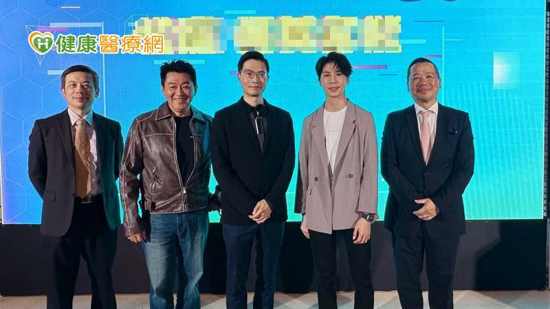 牙醫診所曹皓崴院長(圖中左三)提醒民眾應做好自我健康管理，如有任何口腔保健問題，應積極與專業牙醫師討論最合適的治療方案，打造一口健康好牙，實現更美好的未來。