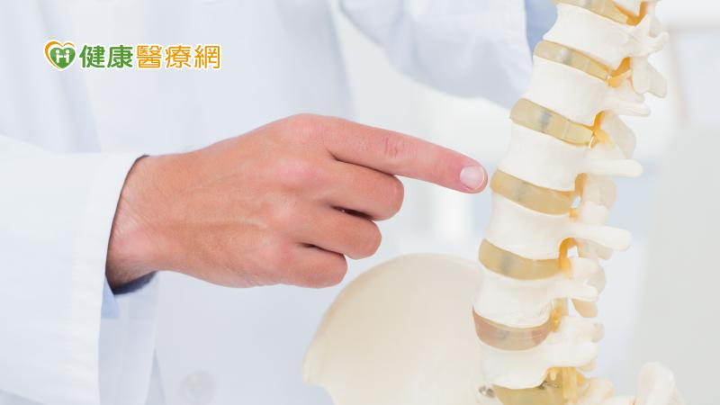 如果受到壓力導致椎間盤變形、移位或破裂，就會壓迫到附近的脊髓與脊神經，這就被稱為「椎間盤突出」，患者會依壓迫位置有不同表現。