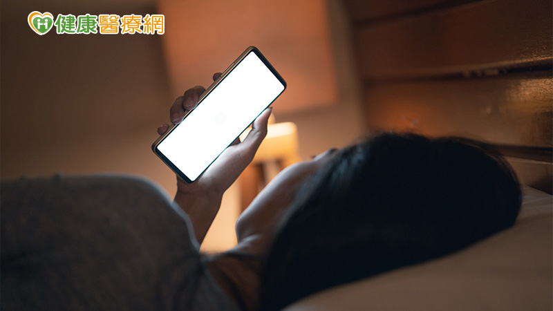 缺乏自我覺察、自我認同的困境，很可能是造成社群媒體成癮的原因。