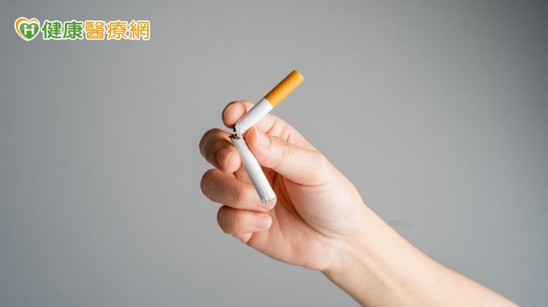 依據世界衛生組織(WHO)指出，吸菸導致全球每年約八百萬人死亡，上百萬人因暴露二手菸而死亡。