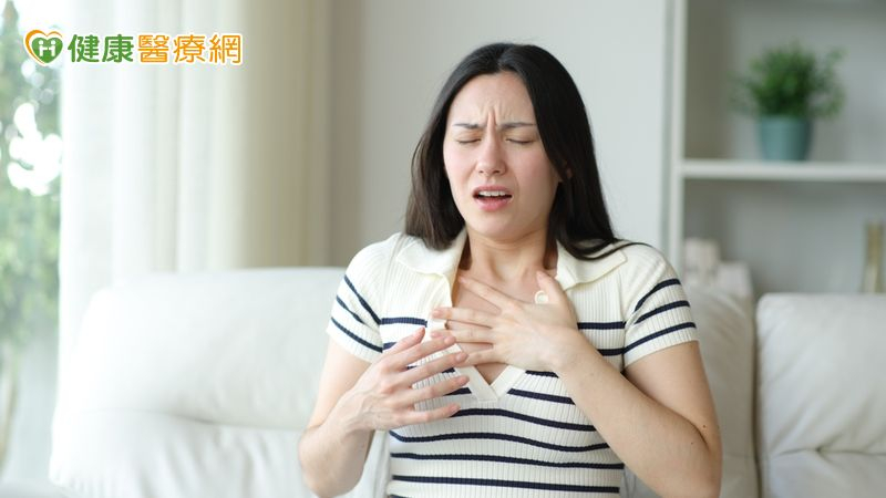 急性心肌炎多是因為病毒感染，引發身體免疫反應，攻擊心臟，造成心臟受損。由於此疾病來的猛烈，常會讓病人的心臟功能大幅降低，造成全身供養/氧降低，導致病人發展出多重器官衰竭。